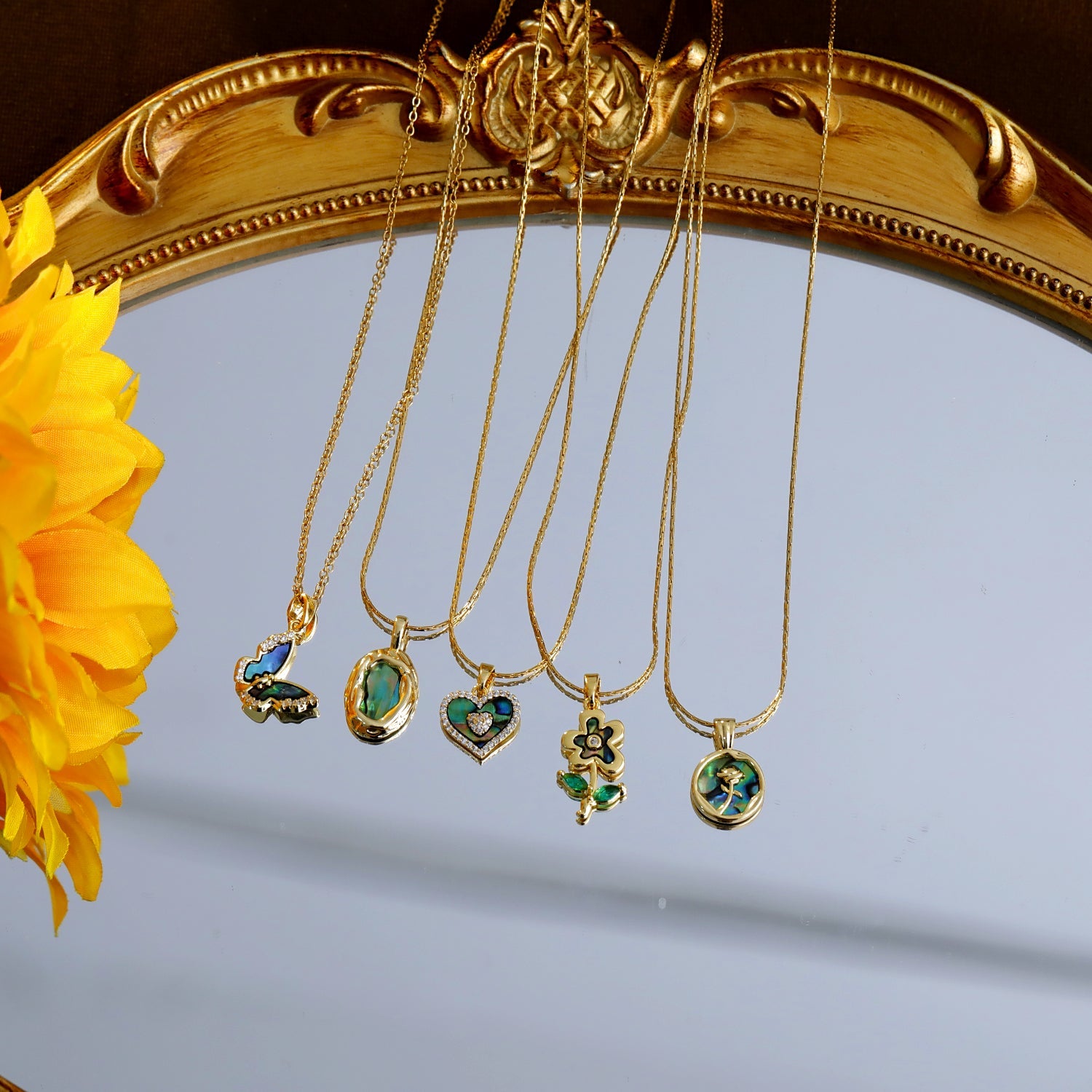 Collar con colgante de acero inoxidable 304 con incrustaciones de concha de abulón y circonita chapada en oro de 18 quilates, estilo simple, con forma de corazón, flor y mariposa.
