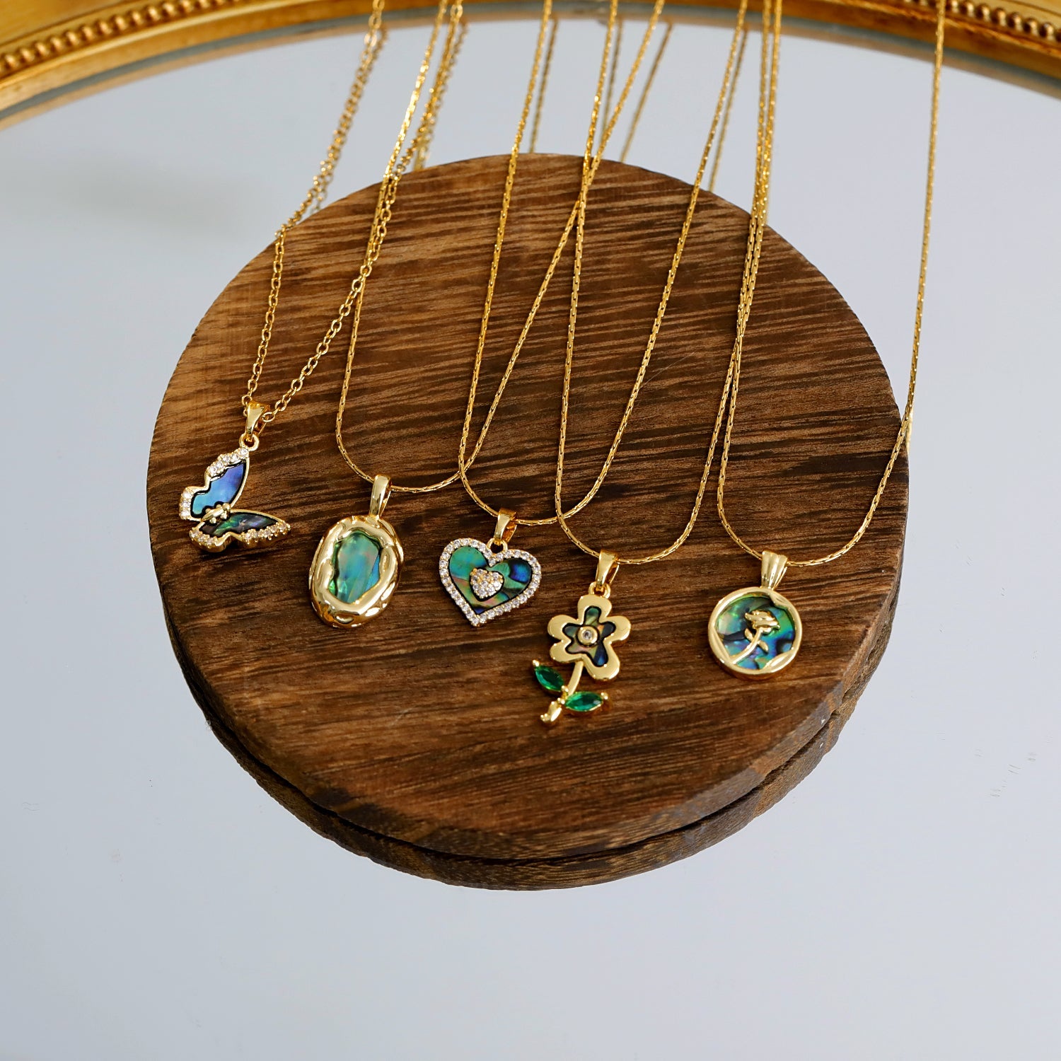 Collar con colgante de acero inoxidable 304 con incrustaciones de concha de abulón y circonita chapada en oro de 18 quilates, estilo simple, con forma de corazón, flor y mariposa.