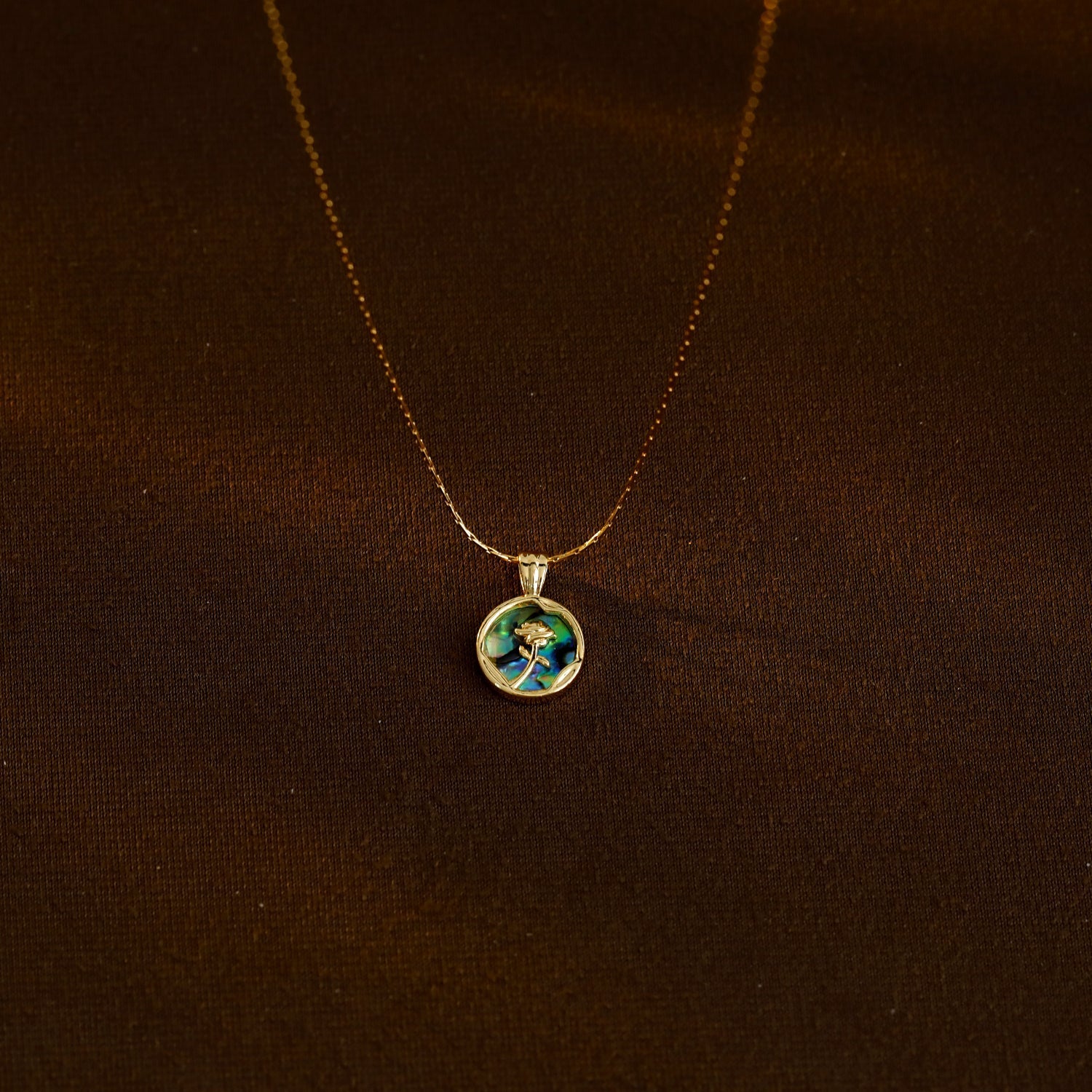 Collar con colgante de acero inoxidable 304 con incrustaciones de concha de abulón y circonita chapada en oro de 18 quilates, estilo simple, con forma de corazón, flor y mariposa.