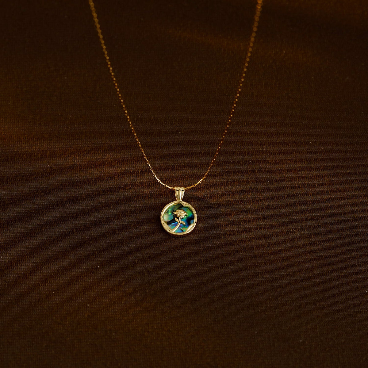 Collar con colgante de acero inoxidable 304 con incrustaciones de concha de abulón y circonita chapada en oro de 18 quilates, estilo simple, con forma de corazón, flor y mariposa.