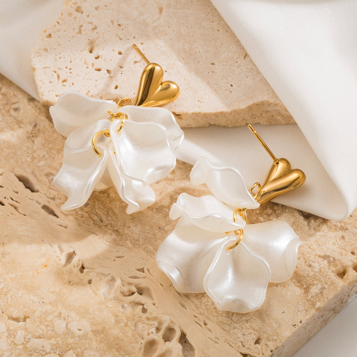 1 par de aretes colgantes de acero inoxidable 304, chapados en oro de 18 quilates, con incrustaciones de pétalos en forma de corazón. 