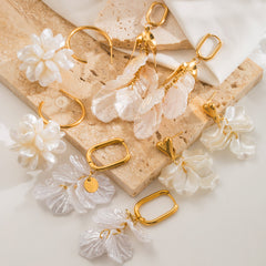 1 par de aretes colgantes de acero inoxidable 304, chapados en oro de 18 quilates, con incrustaciones de pétalos en forma de corazón. 