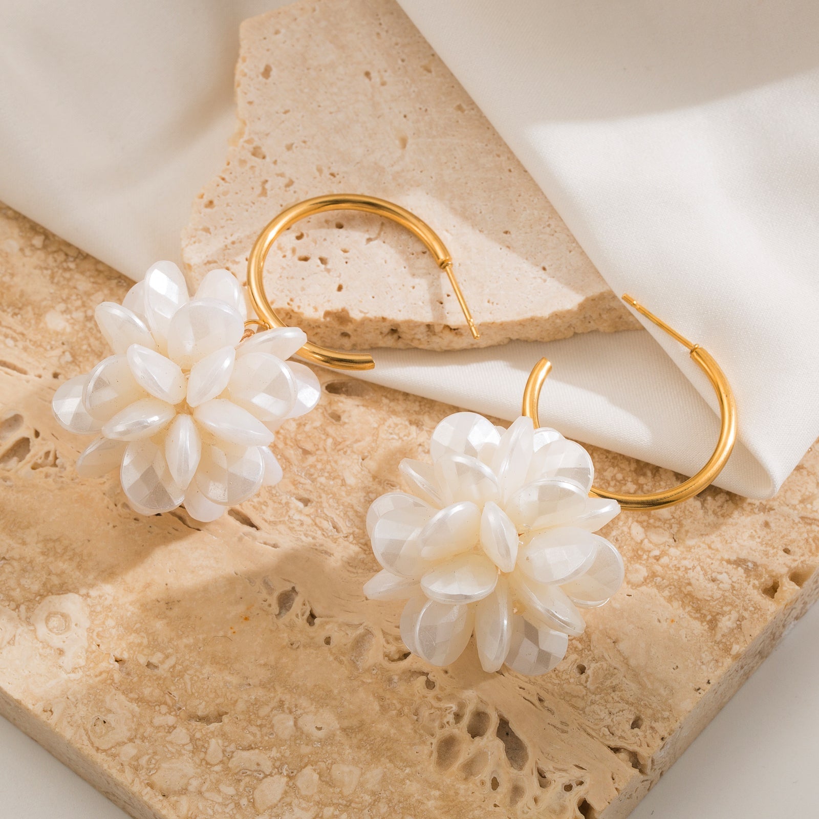 1 par de aretes colgantes de acero inoxidable 304, chapados en oro de 18 quilates, con incrustaciones de pétalos en forma de corazón. 