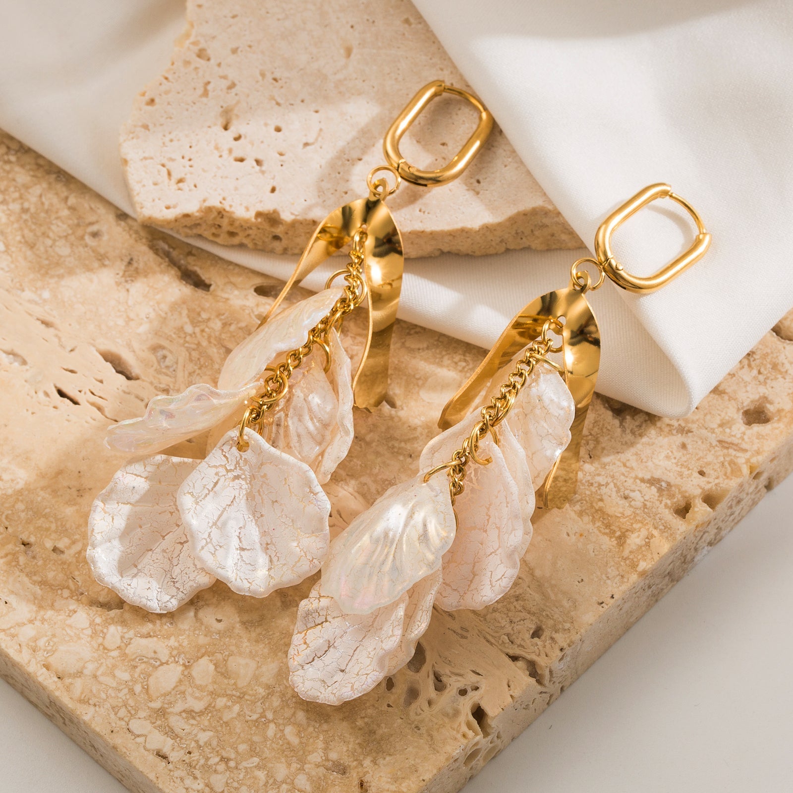 1 par de aretes colgantes de acero inoxidable 304, chapados en oro de 18 quilates, con incrustaciones de pétalos en forma de corazón. 