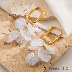 1 par de aretes colgantes de acero inoxidable 304, chapados en oro de 18 quilates, con incrustaciones de pétalos en forma de corazón. 