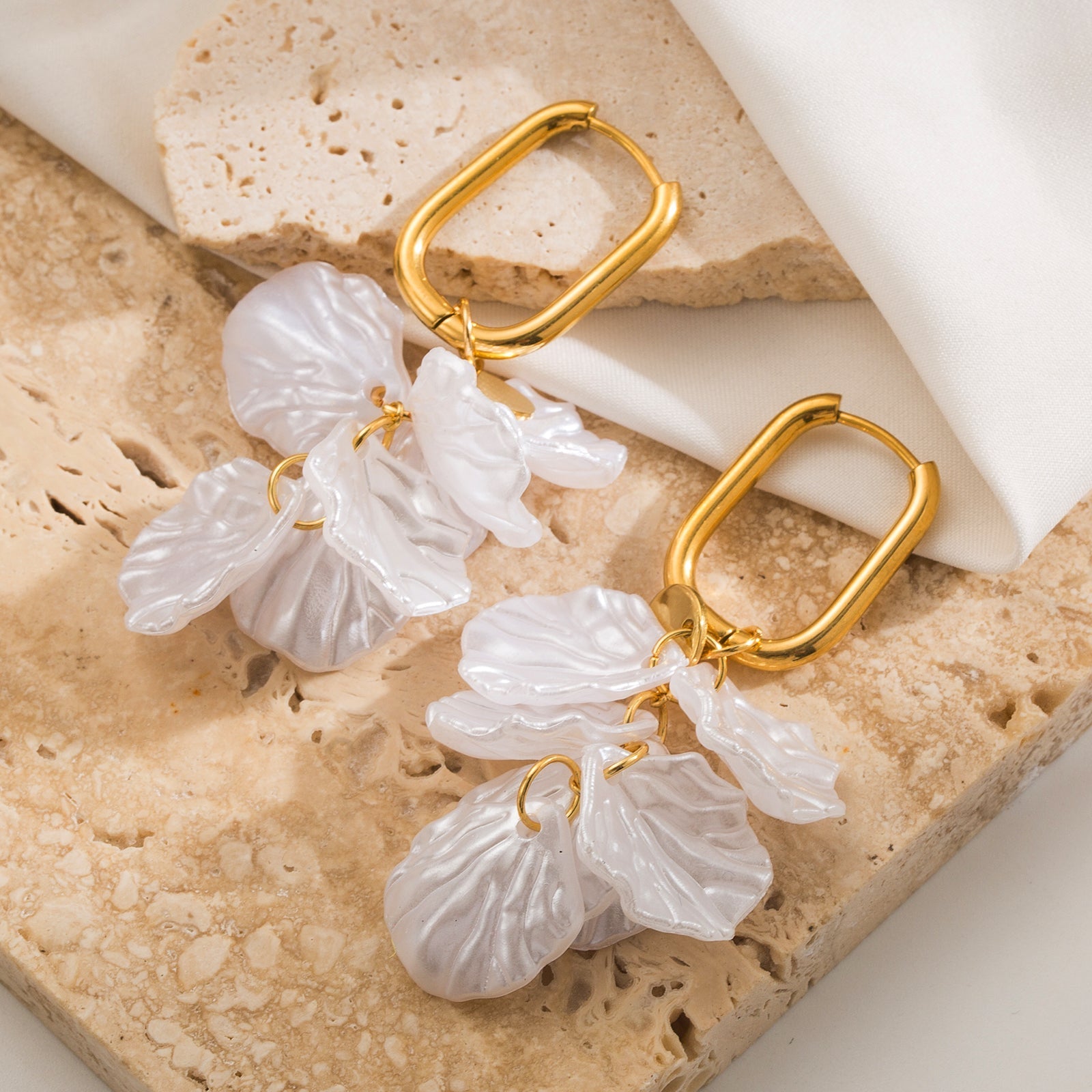 1 par de aretes colgantes de acero inoxidable 304, chapados en oro de 18 quilates, con incrustaciones de pétalos en forma de corazón. 
