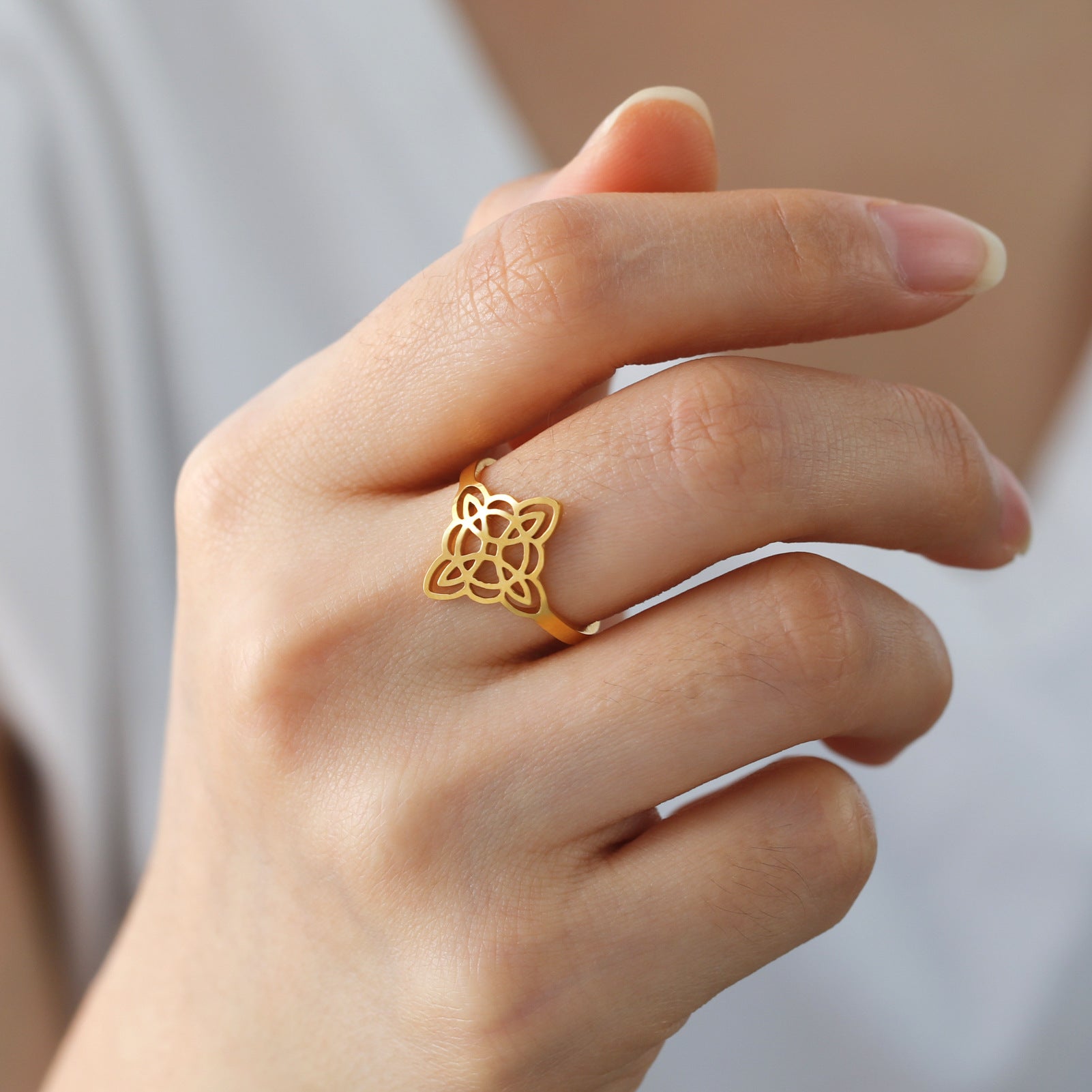 Anillos chapados en acero inoxidable 304 de color sólido con nudo de bruja de estilo simple, venta al por mayor 