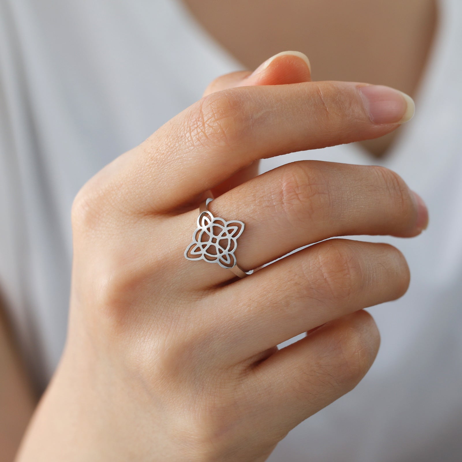 Anillos chapados en acero inoxidable 304 de color sólido con nudo de bruja de estilo simple, venta al por mayor 
