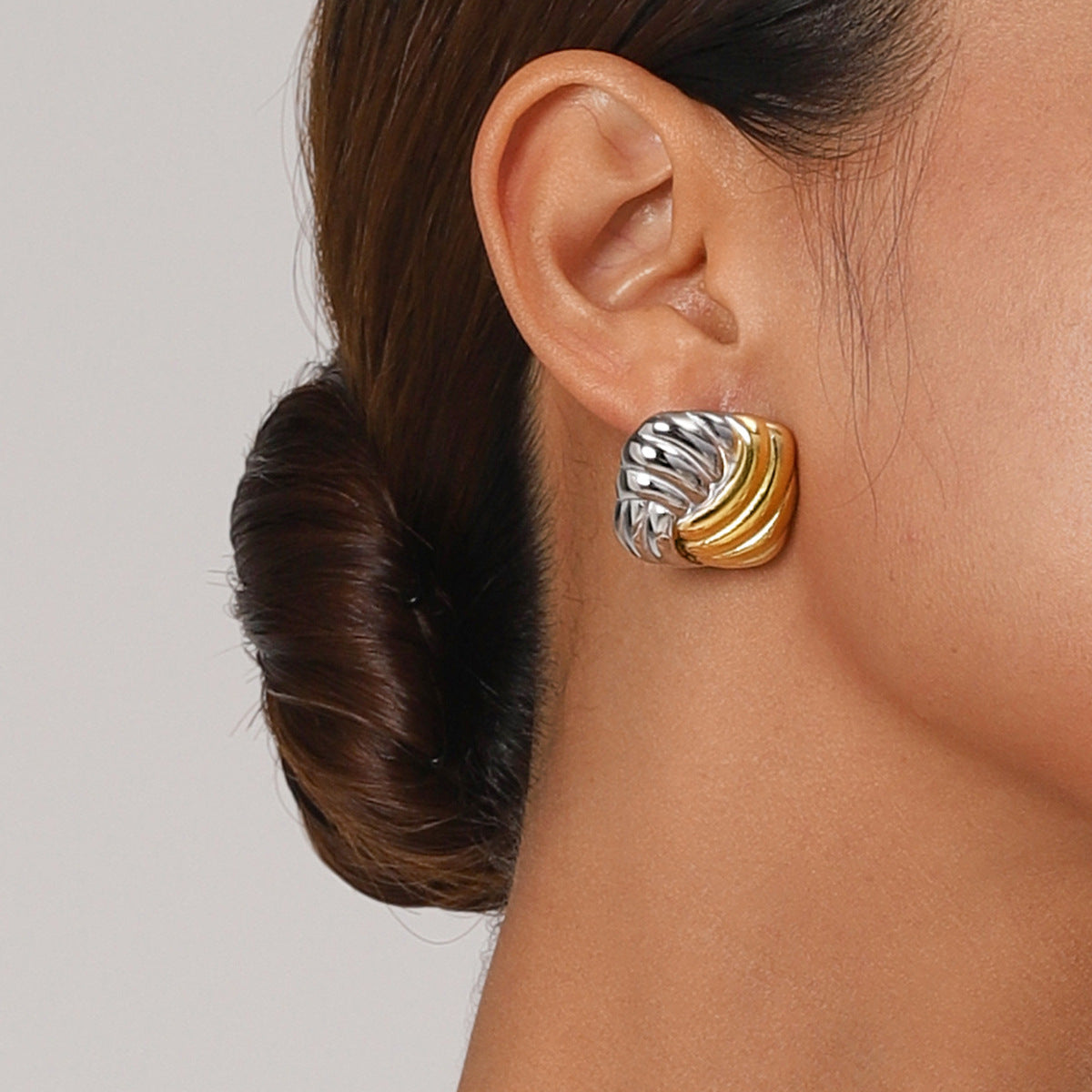 1 par de pendientes de acero inoxidable 304 con diseño geométrico clásico, elegante y sencillo, con baño de colores mixtos.