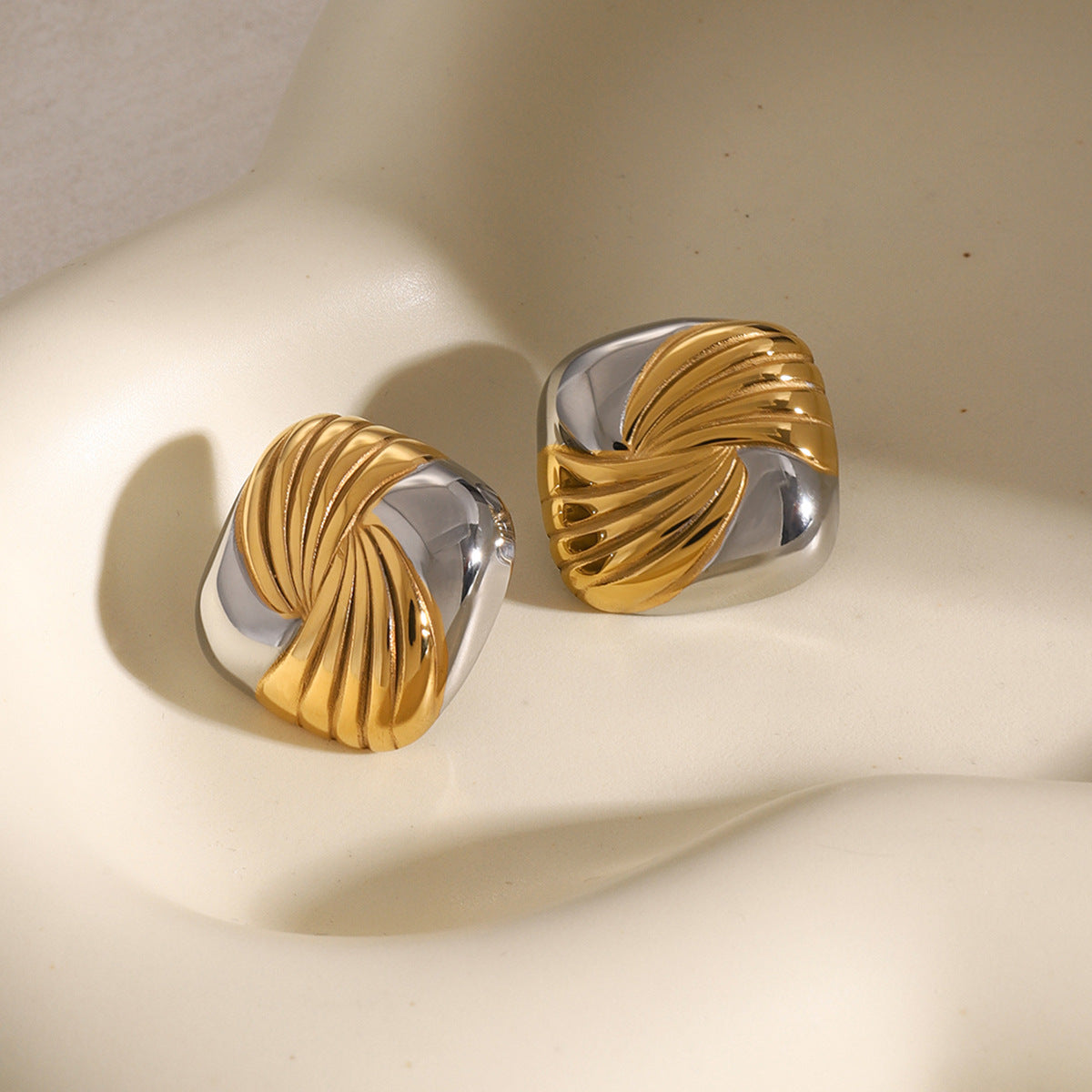 1 par de pendientes de acero inoxidable 304 con diseño geométrico clásico, elegante y sencillo, con baño de colores mixtos.