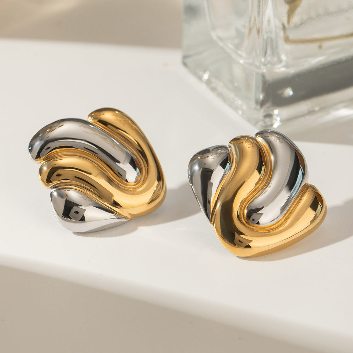 1 par de pendientes de acero inoxidable 304 con diseño geométrico clásico, elegante y sencillo, con baño de colores mixtos.