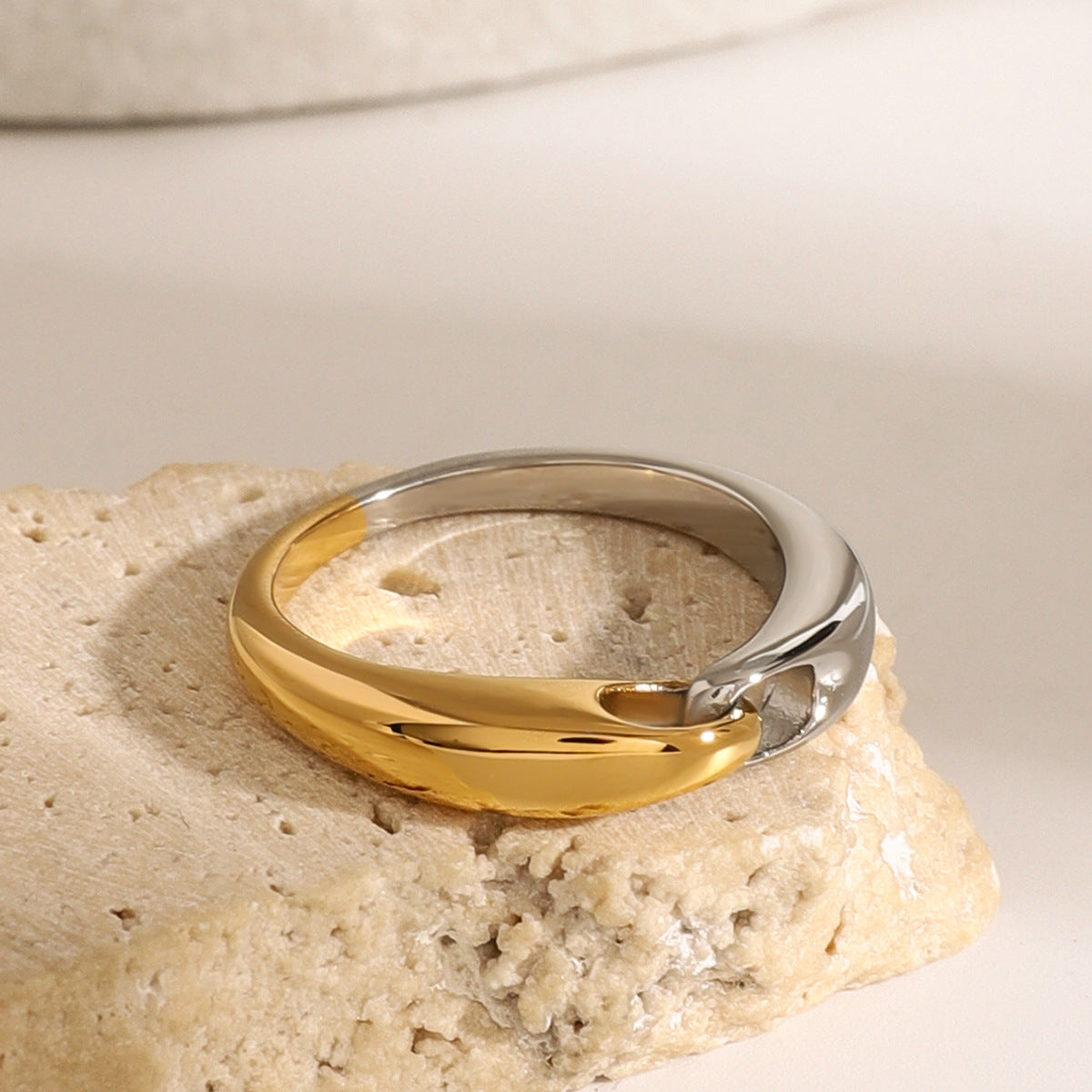 Anillos abiertos chapados en acero inoxidable 304 con diseño geométrico clásico, estilo glamuroso y sencillo.