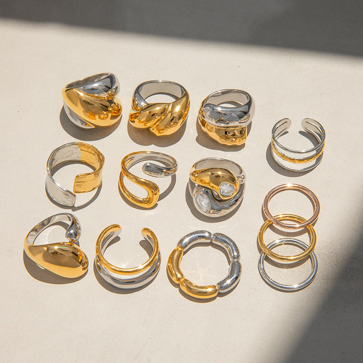 Anillos abiertos chapados en acero inoxidable 304 con diseño geométrico clásico, estilo glamuroso y sencillo.