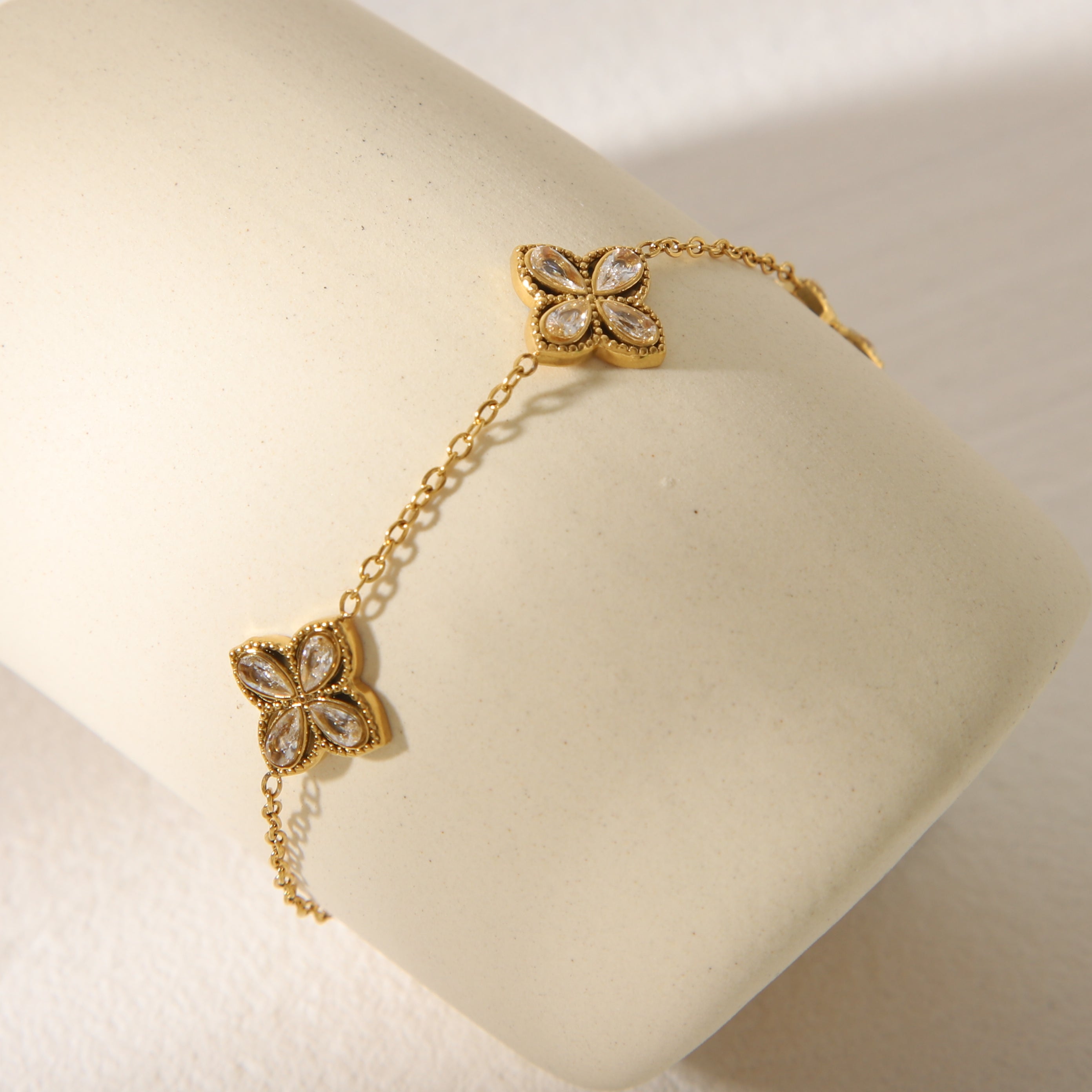 Pulseras de acero inoxidable 304 con circonita acrílica bañadas en oro de 18 quilates, estilo clásico, con diseño de flor de viaje, a granel.