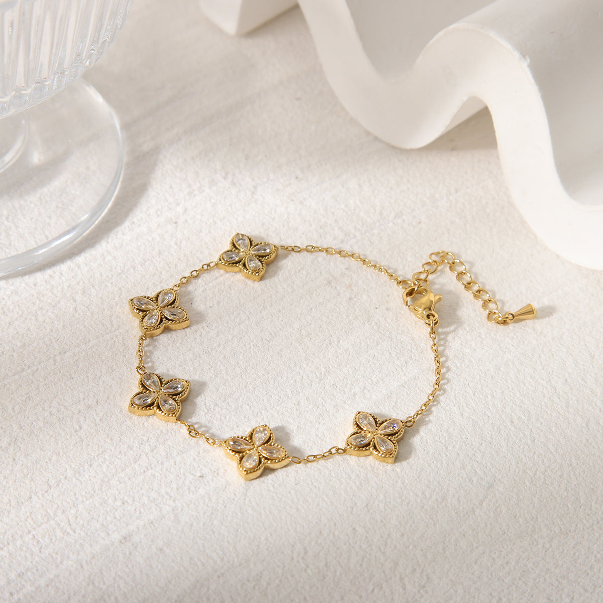 Pulseras de acero inoxidable 304 con circonita acrílica bañadas en oro de 18 quilates, estilo clásico, con diseño de flor de viaje, a granel.