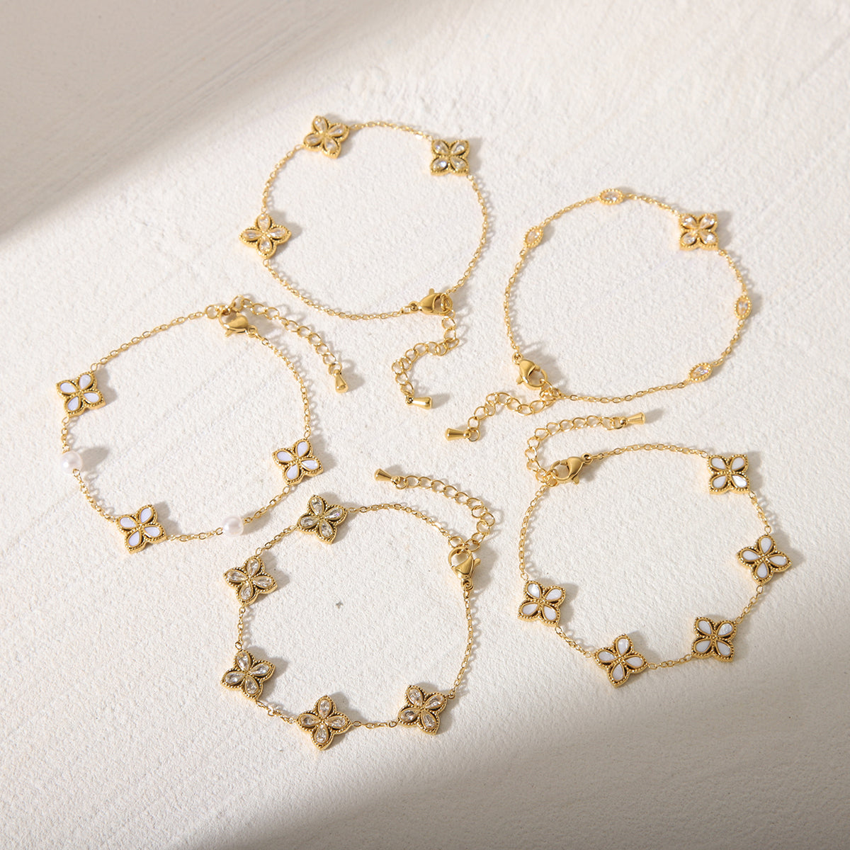 Pulseras de acero inoxidable 304 con circonita acrílica bañadas en oro de 18 quilates, estilo clásico, con diseño de flor de viaje, a granel.