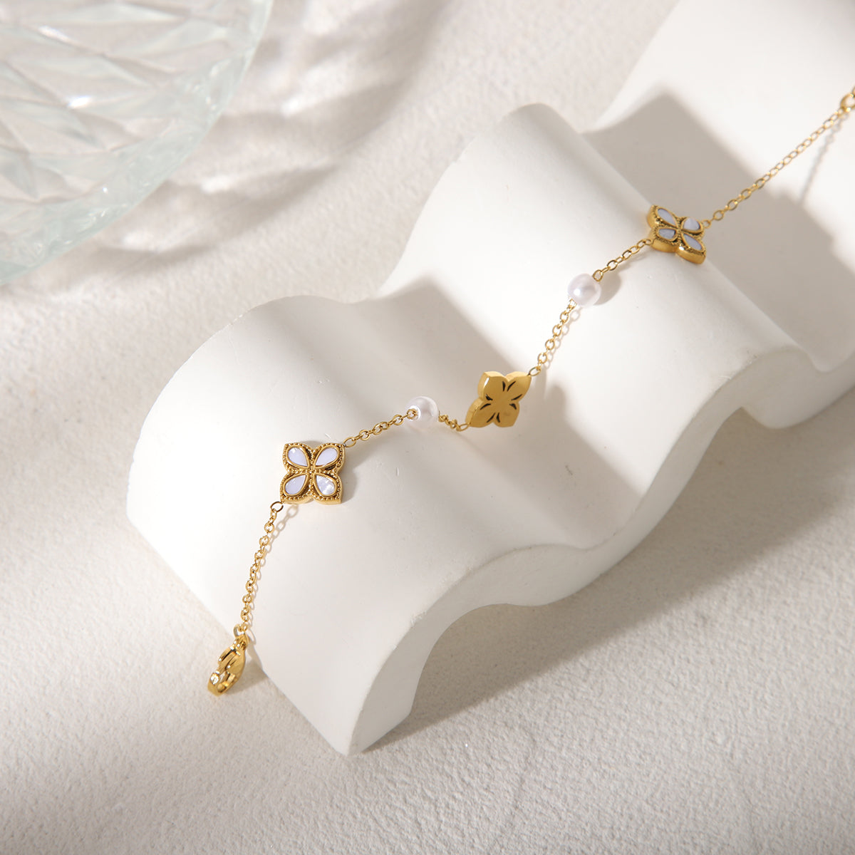 Pulseras de acero inoxidable 304 con circonita acrílica bañadas en oro de 18 quilates, estilo clásico, con diseño de flor de viaje, a granel.