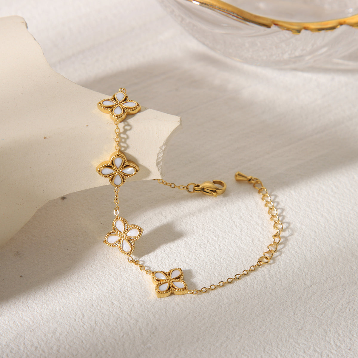 Pulseras de acero inoxidable 304 con circonita acrílica bañadas en oro de 18 quilates, estilo clásico, con diseño de flor de viaje, a granel.