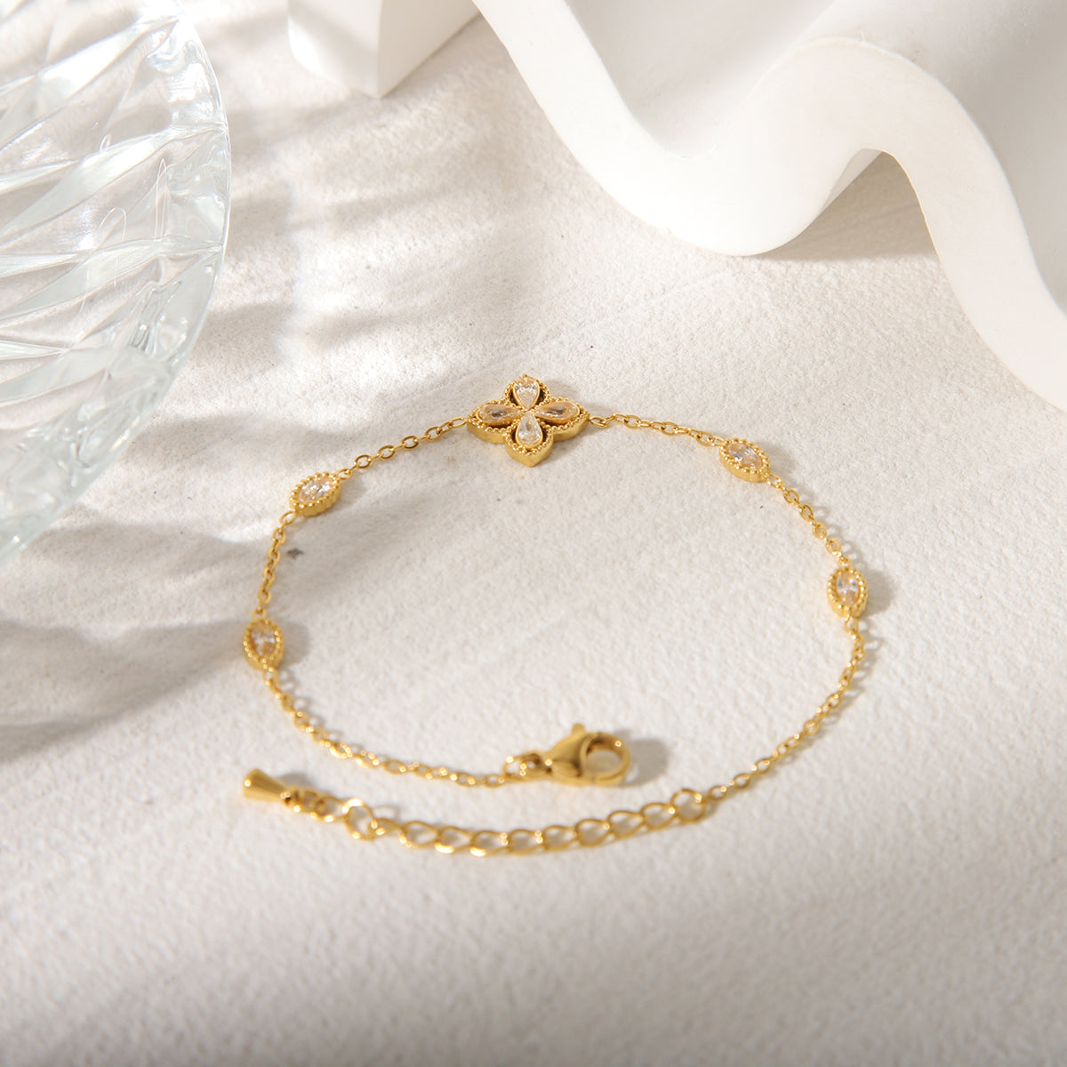 Pulseras de acero inoxidable 304 con circonita acrílica bañadas en oro de 18 quilates, estilo clásico, con diseño de flor de viaje, a granel.