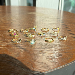 Anillos abiertos con incrustaciones geométricas de circonitas y baño de oro de 18 quilates