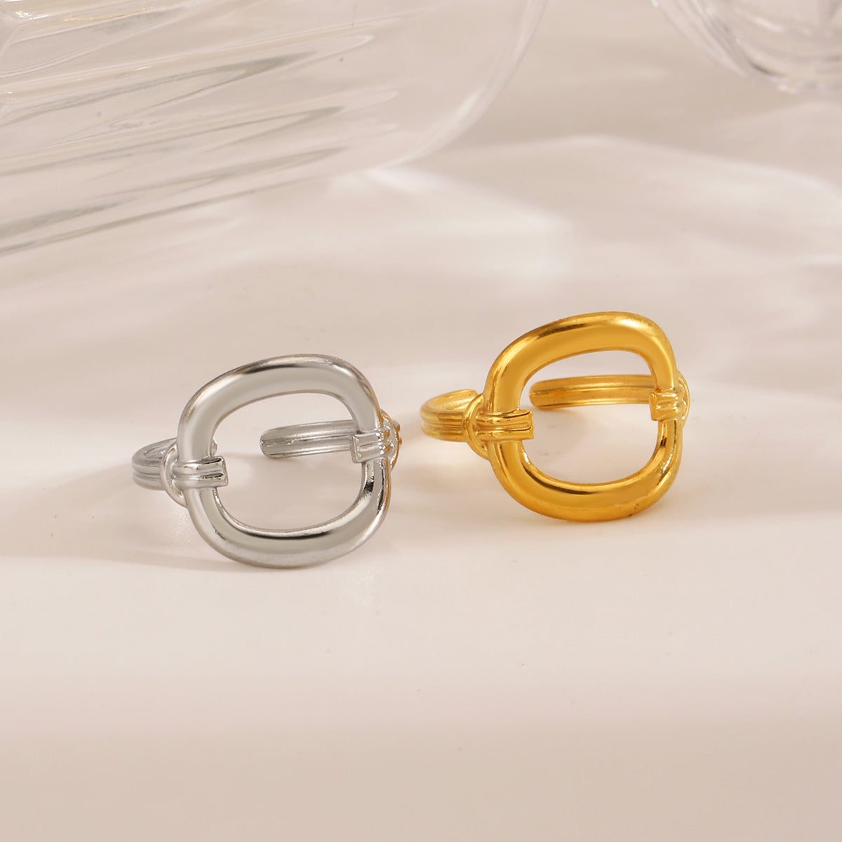 Anillos abiertos chapados en oro de 18 quilates de acero inoxidable 304 con diseño geométrico de estilo clásico y sencillo. 
