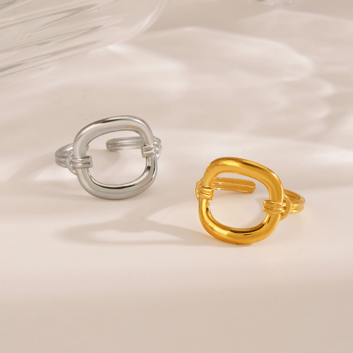 Anillos abiertos chapados en oro de 18 quilates de acero inoxidable 304 con diseño geométrico de estilo clásico y sencillo. 