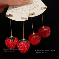 1 par de pendientes de aleación de resina y cobre con diamantes de imitación de cereza y fresa.