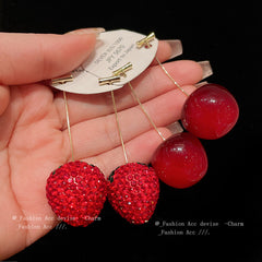 1 par de pendientes de aleación de resina y cobre con diamantes de imitación de cereza y fresa.