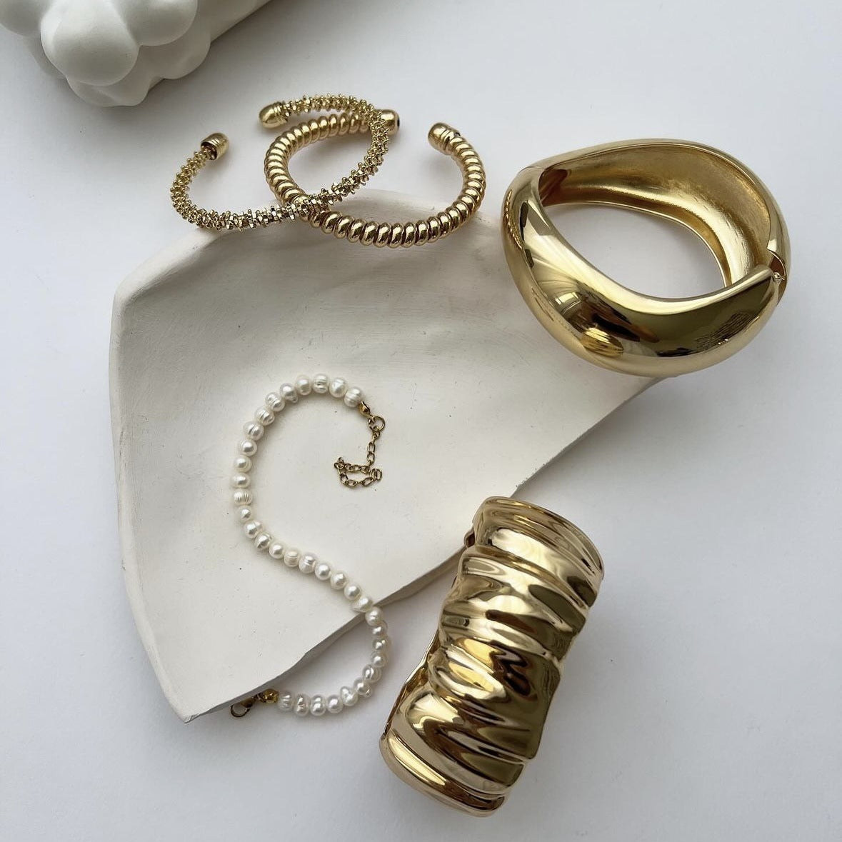 Brazalete de aleación de color sólido de estilo clásico y sencillo al por mayor