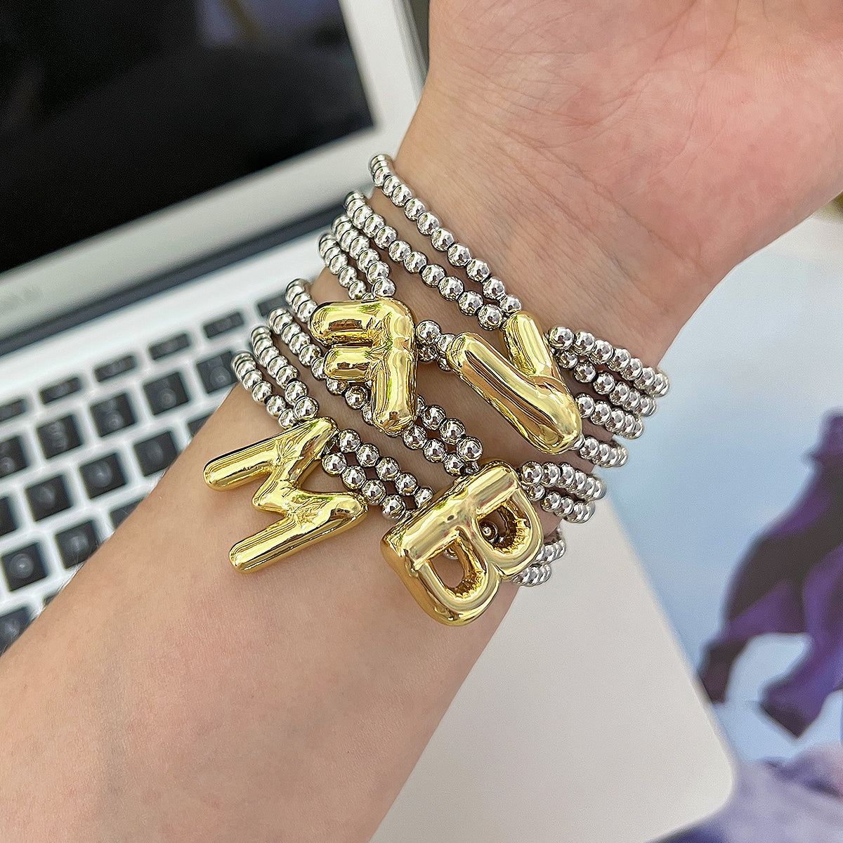 Pulseras de cordón con letras y cuentas de latón chapado en oro de 18 quilates