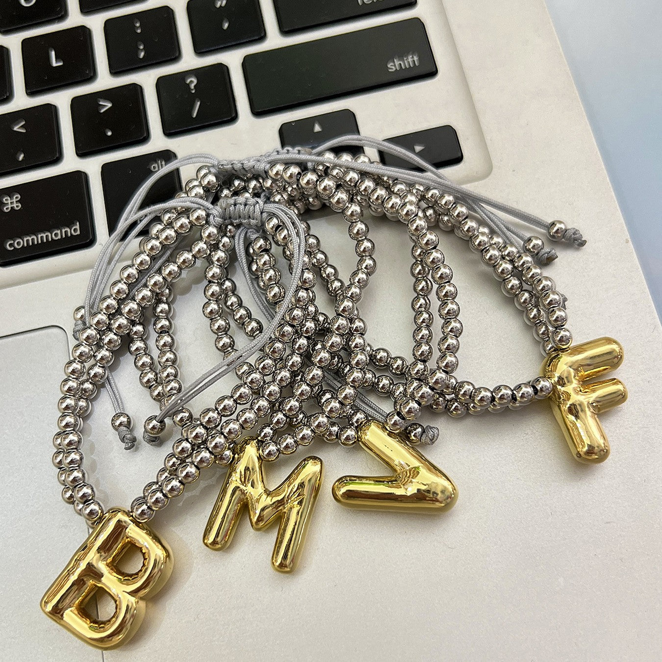 Pulseras de cordón con letras y cuentas de latón chapado en oro de 18 quilates
