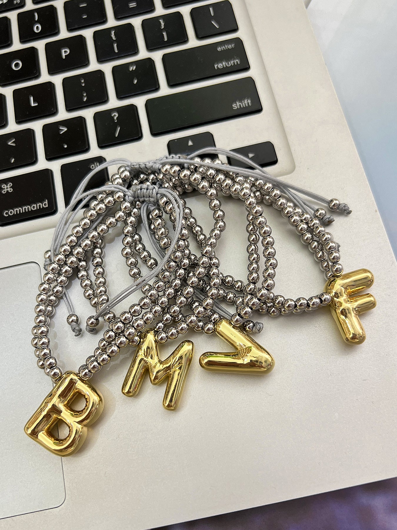 Pulseras de cordón con letras y cuentas de latón chapado en oro de 18 quilates