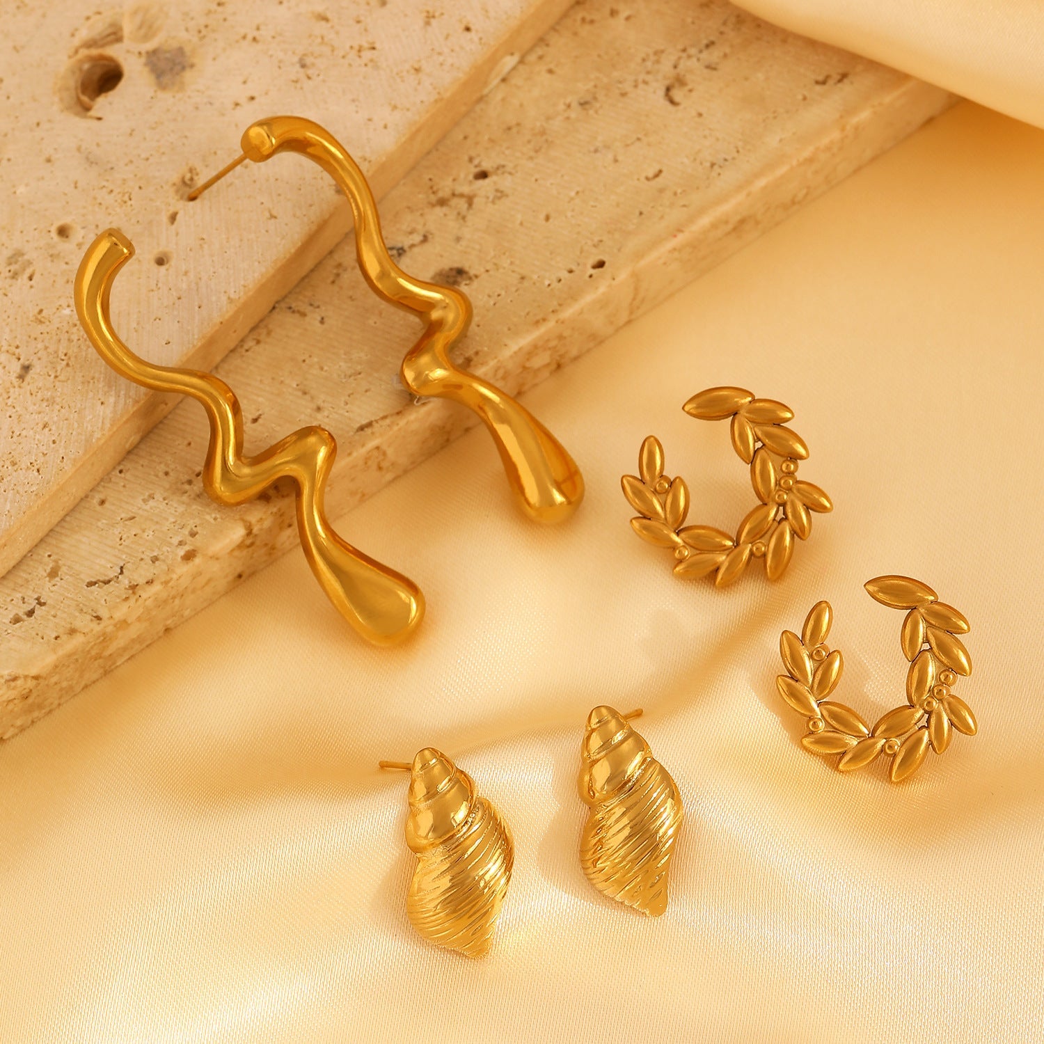 1 par de pendientes geométricos de estilo retro simple de acero inoxidable 304 chapados en oro de 18 quilates. 