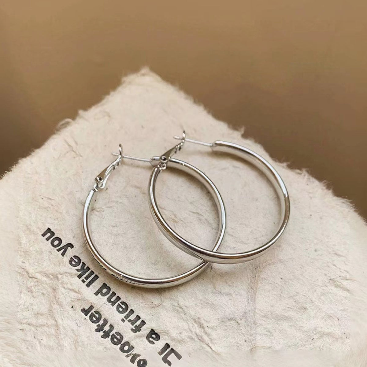 1 par de aretes redondos de estilo simple de acero inoxidable 304 chapados en oro de 18 quilates