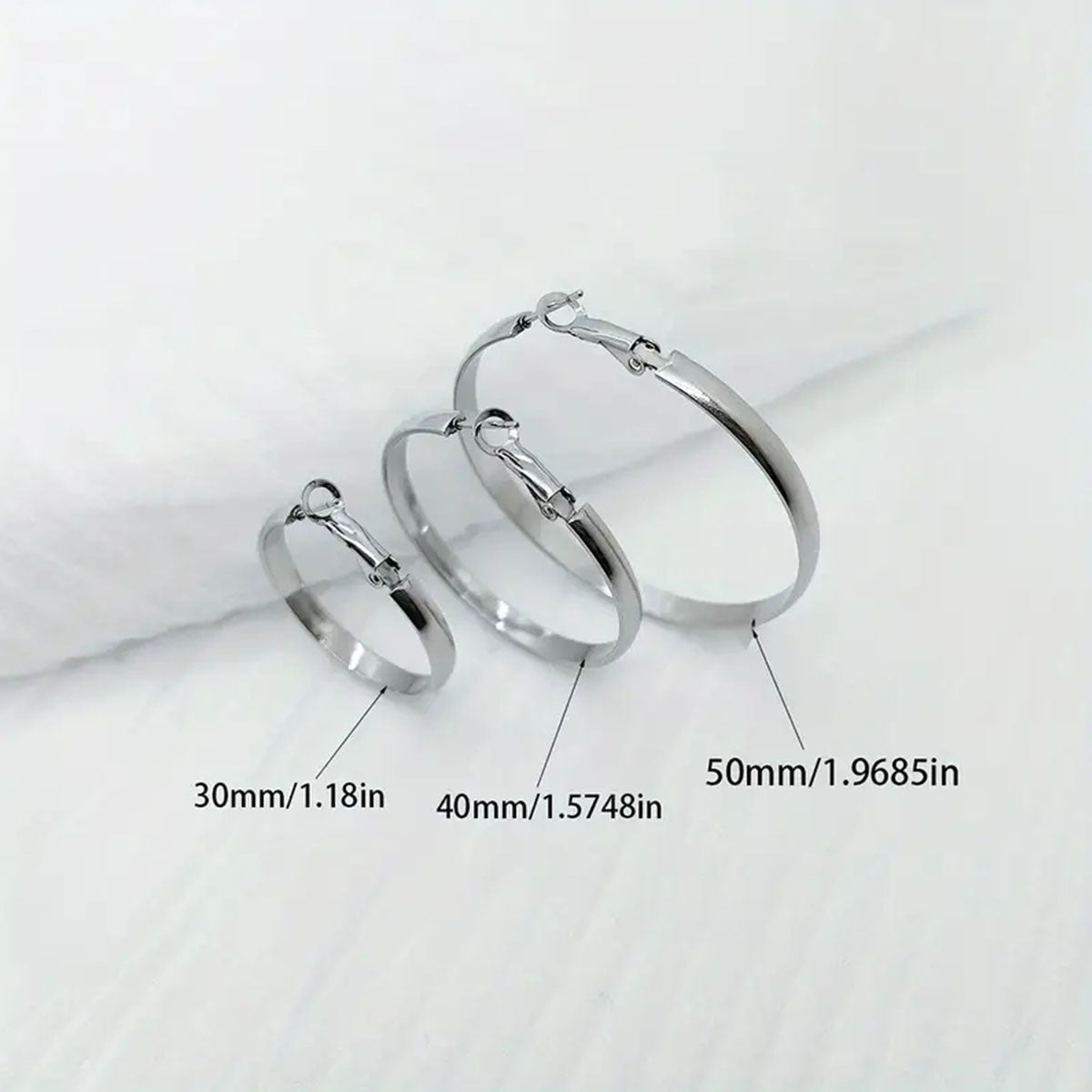 1 par de aretes redondos de estilo simple de acero inoxidable 304 chapados en oro de 18 quilates