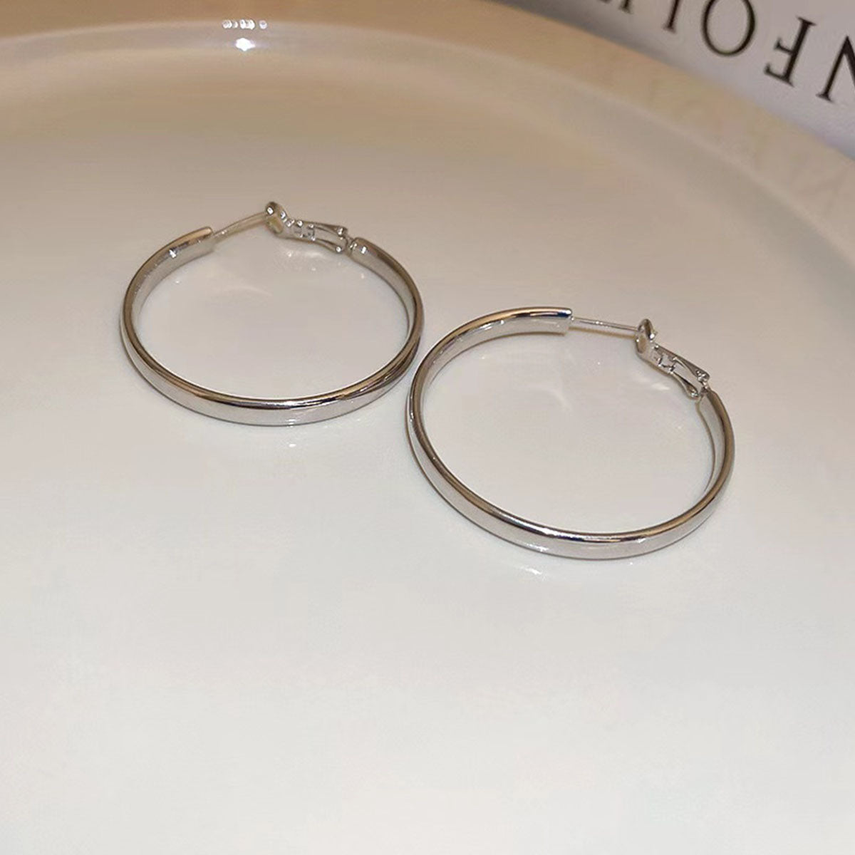 1 par de aretes redondos de estilo simple de acero inoxidable 304 chapados en oro de 18 quilates