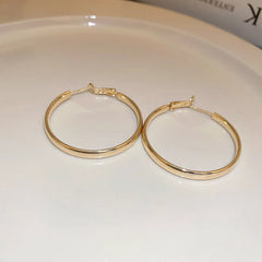 1 par de aretes redondos de estilo simple de acero inoxidable 304 chapados en oro de 18 quilates