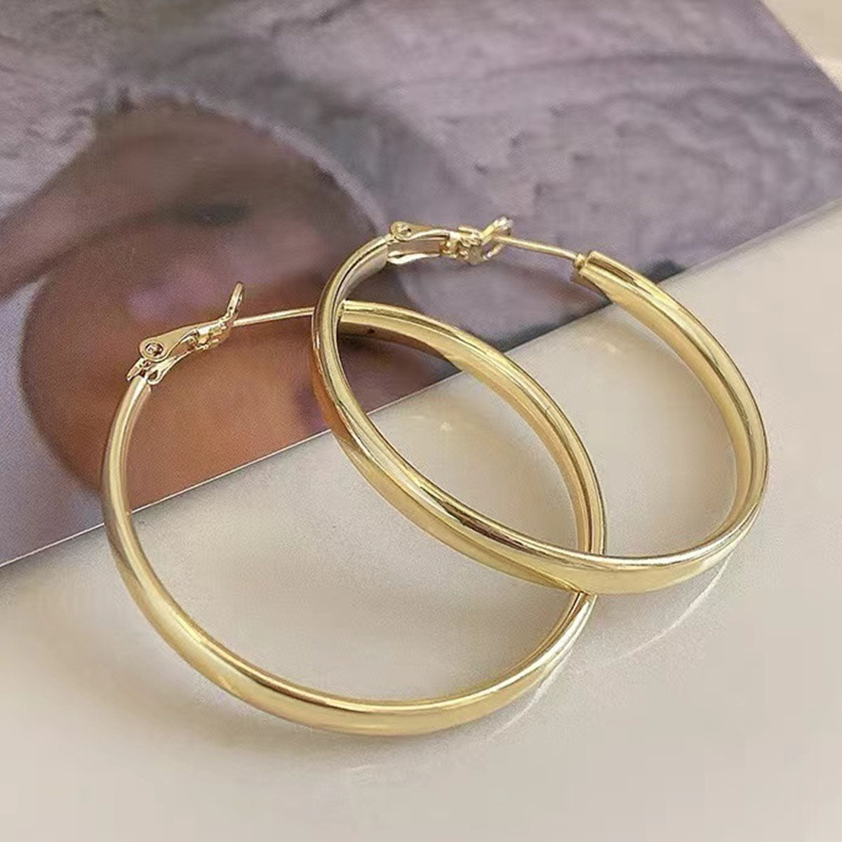 1 par de aretes redondos de estilo simple de acero inoxidable 304 chapados en oro de 18 quilates