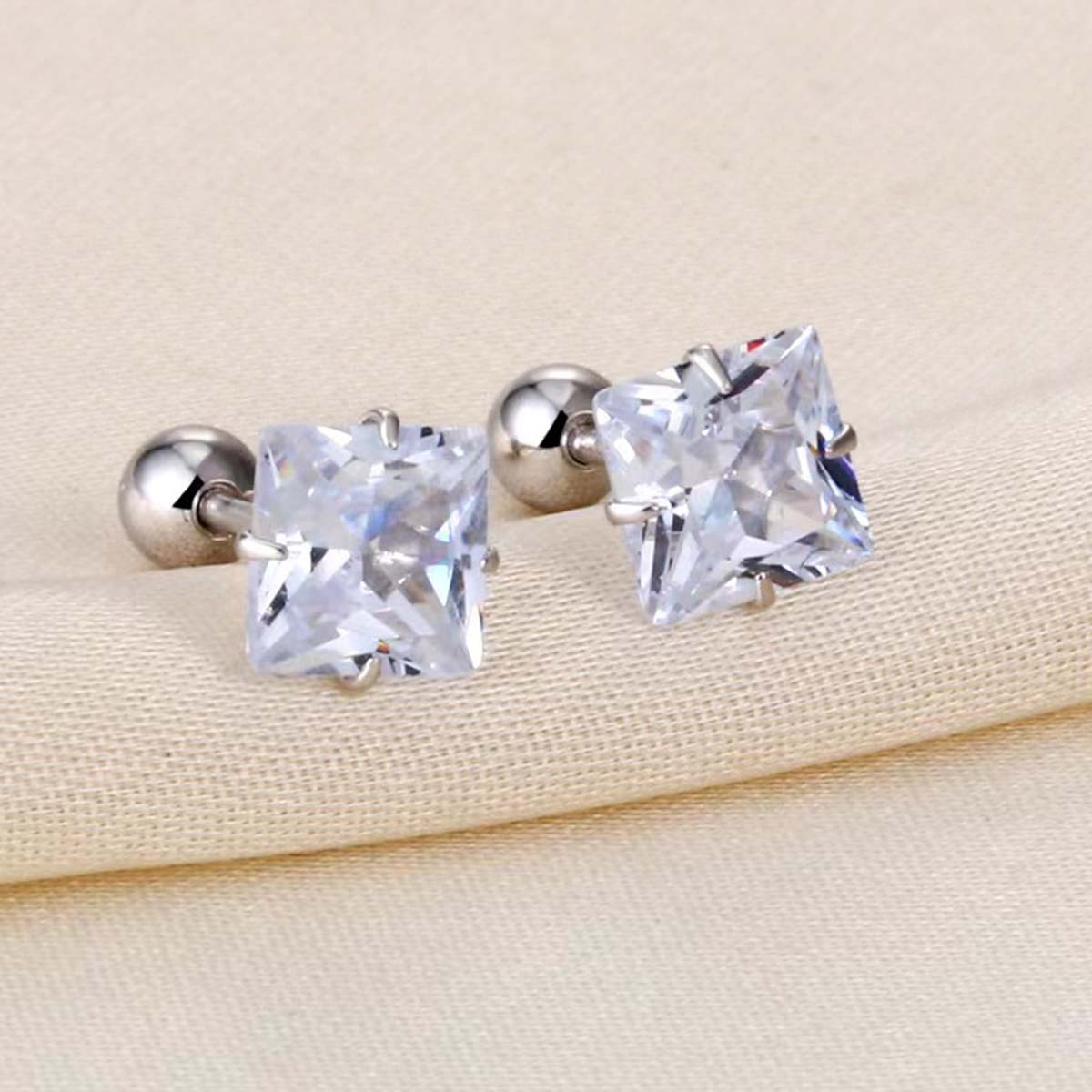 1 par de aretes de acero inoxidable 304 con incrustaciones cuadradas de estilo simple y circonitas chapadas en oro de 18 quilates. 