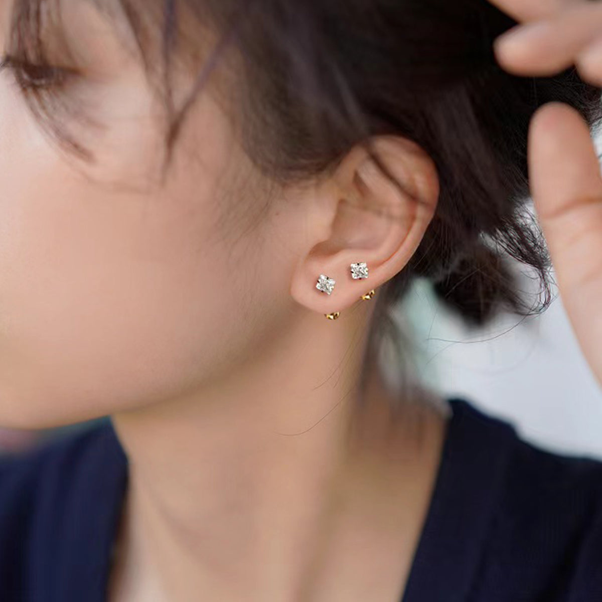 1 par de aretes de acero inoxidable 304 con incrustaciones cuadradas de estilo simple y circonitas chapadas en oro de 18 quilates. 