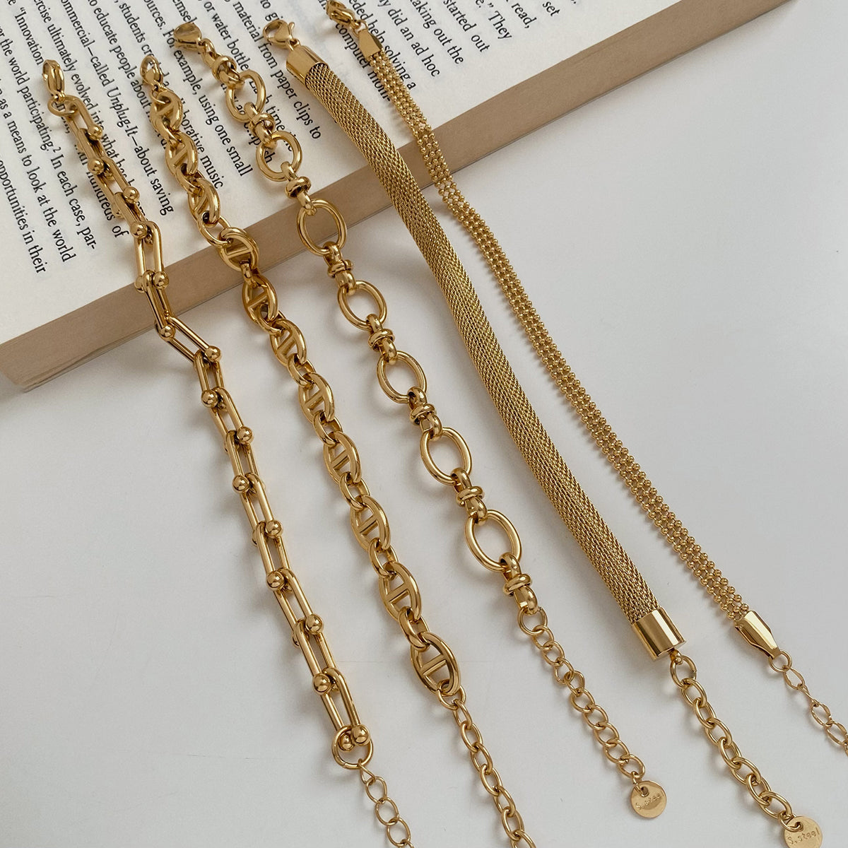Pulseras de acero inoxidable 304 con diseño geométrico de estilo sencillo, bañadas en oro blanco de 16 quilates, disponibles a granel.