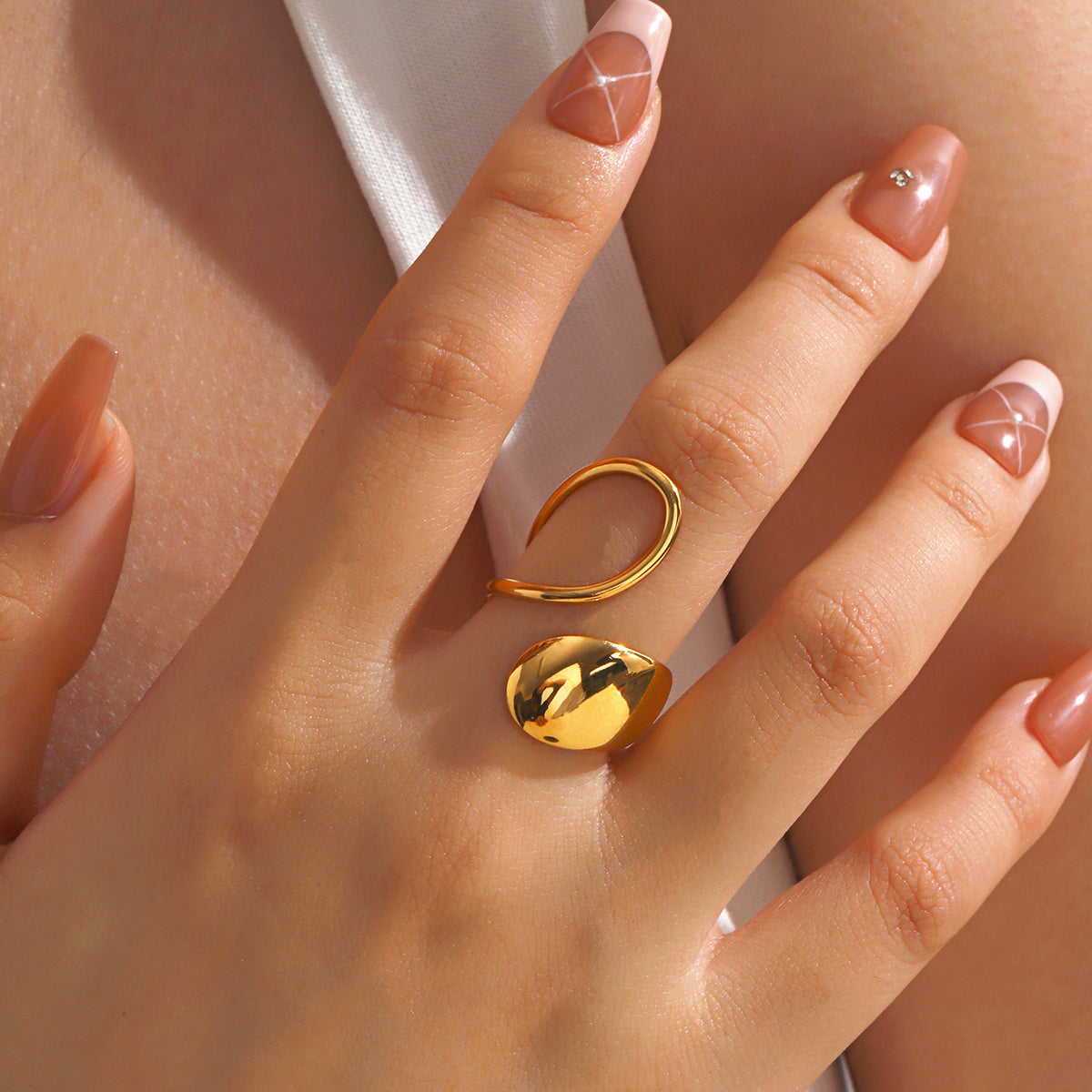 Anillos de acero inoxidable 304 chapados en oro de 18 quilates con diseño ovalado estilo IG.