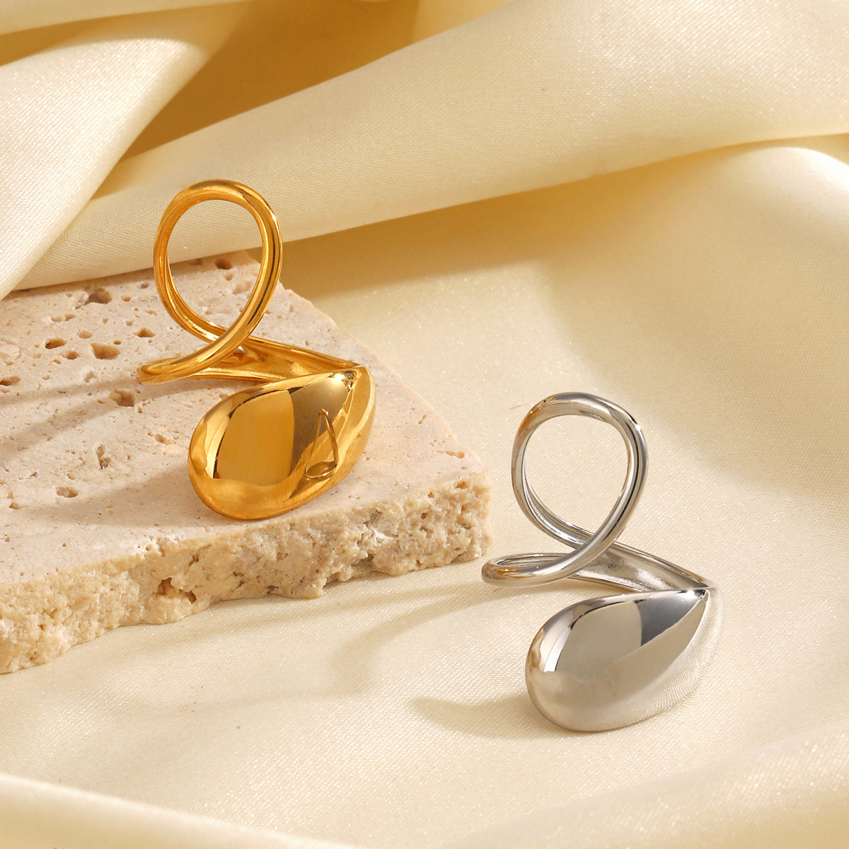 Anillos de acero inoxidable 304 chapados en oro de 18 quilates con diseño ovalado estilo IG.