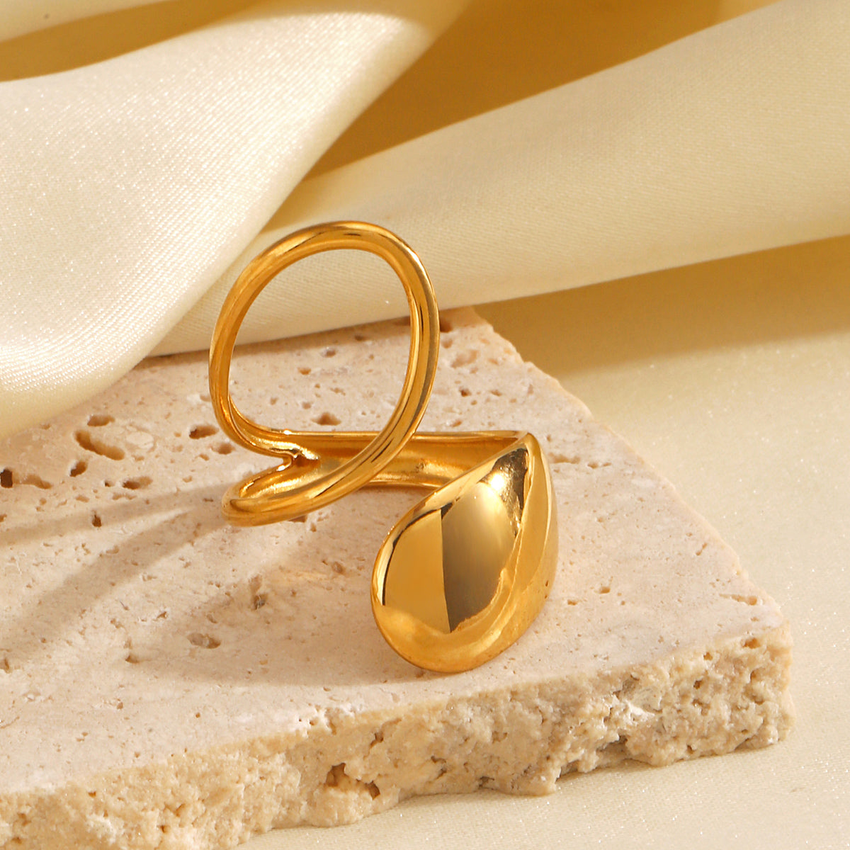 Anillos de acero inoxidable 304 chapados en oro de 18 quilates con diseño ovalado estilo IG.