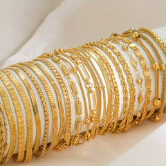 Pulseras de acero inoxidable 304 de estilo moderno y clásico con letras de color sólido, disponibles a granel.