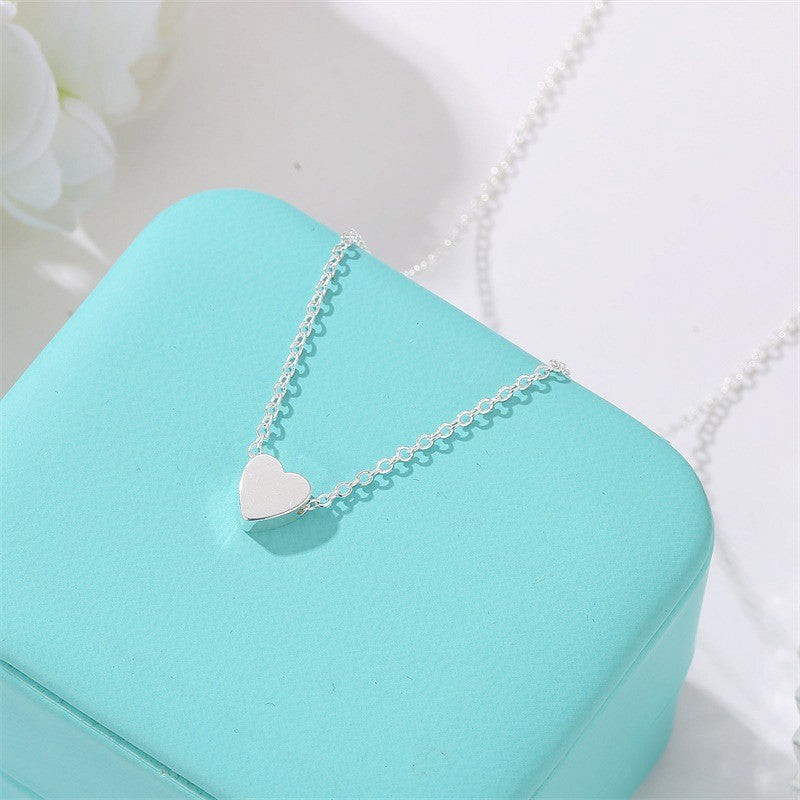 Collar pequeño con forma de corazón fresco, mini colgante tridimensional brillante de amor, cadena de clavícula femenina de alta calidad