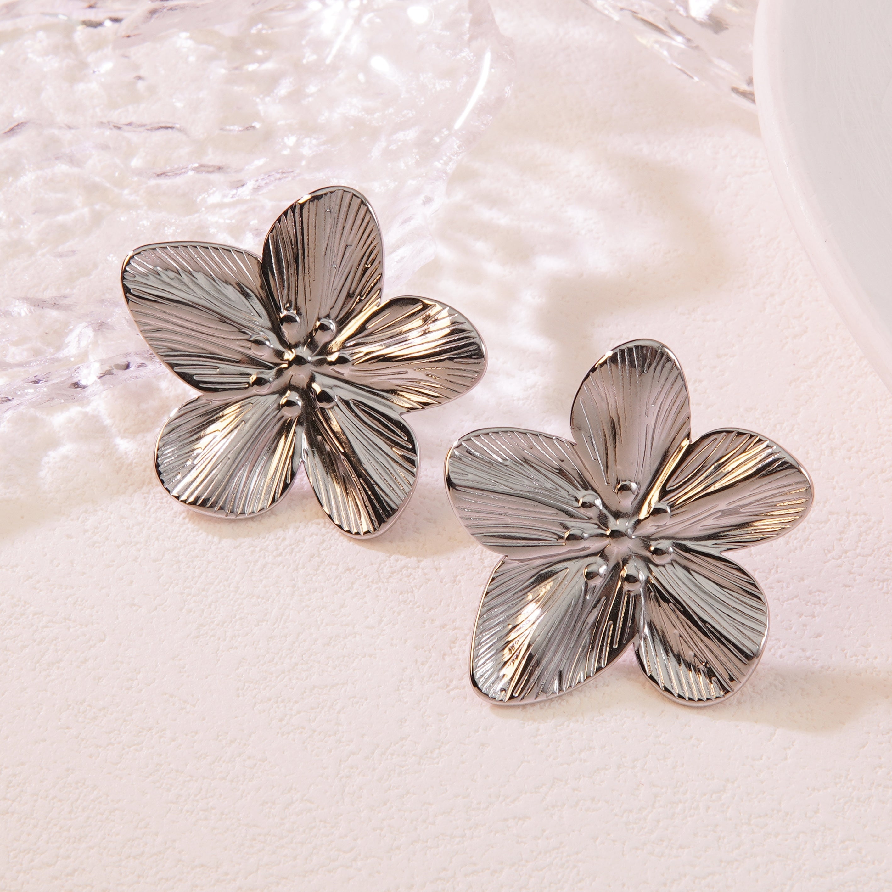 1 par de pendientes de acero inoxidable 304 con diseño de flores pastorales exageradas y imitación de oro.