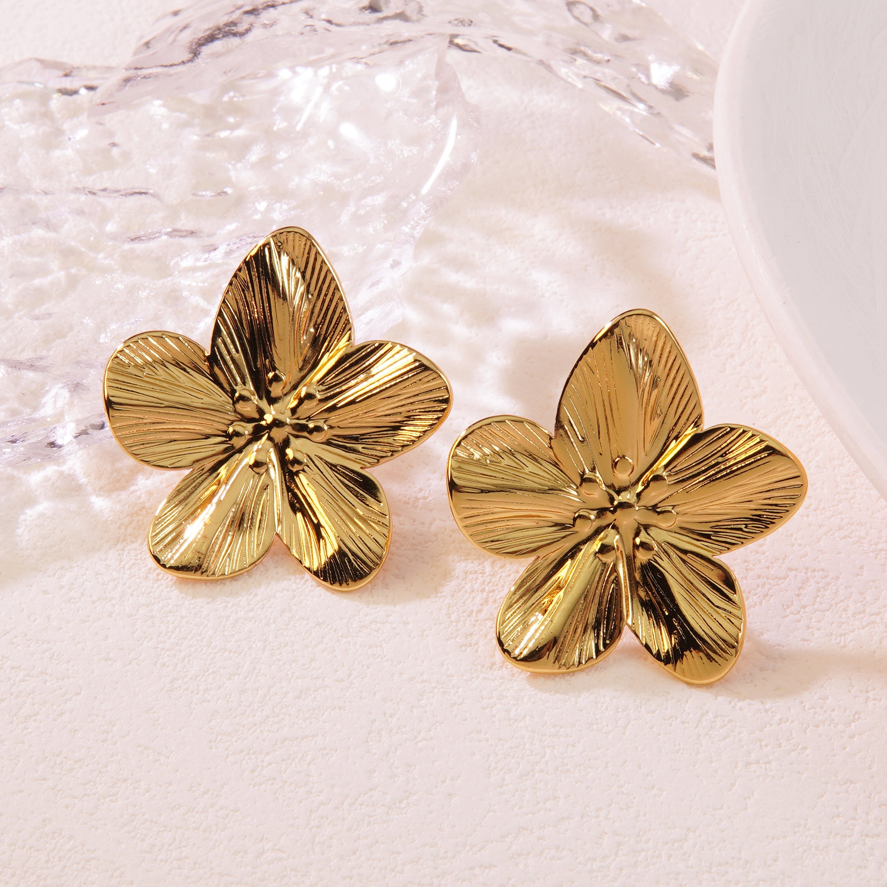 1 par de pendientes de acero inoxidable 304 con diseño de flores pastorales exageradas y imitación de oro.