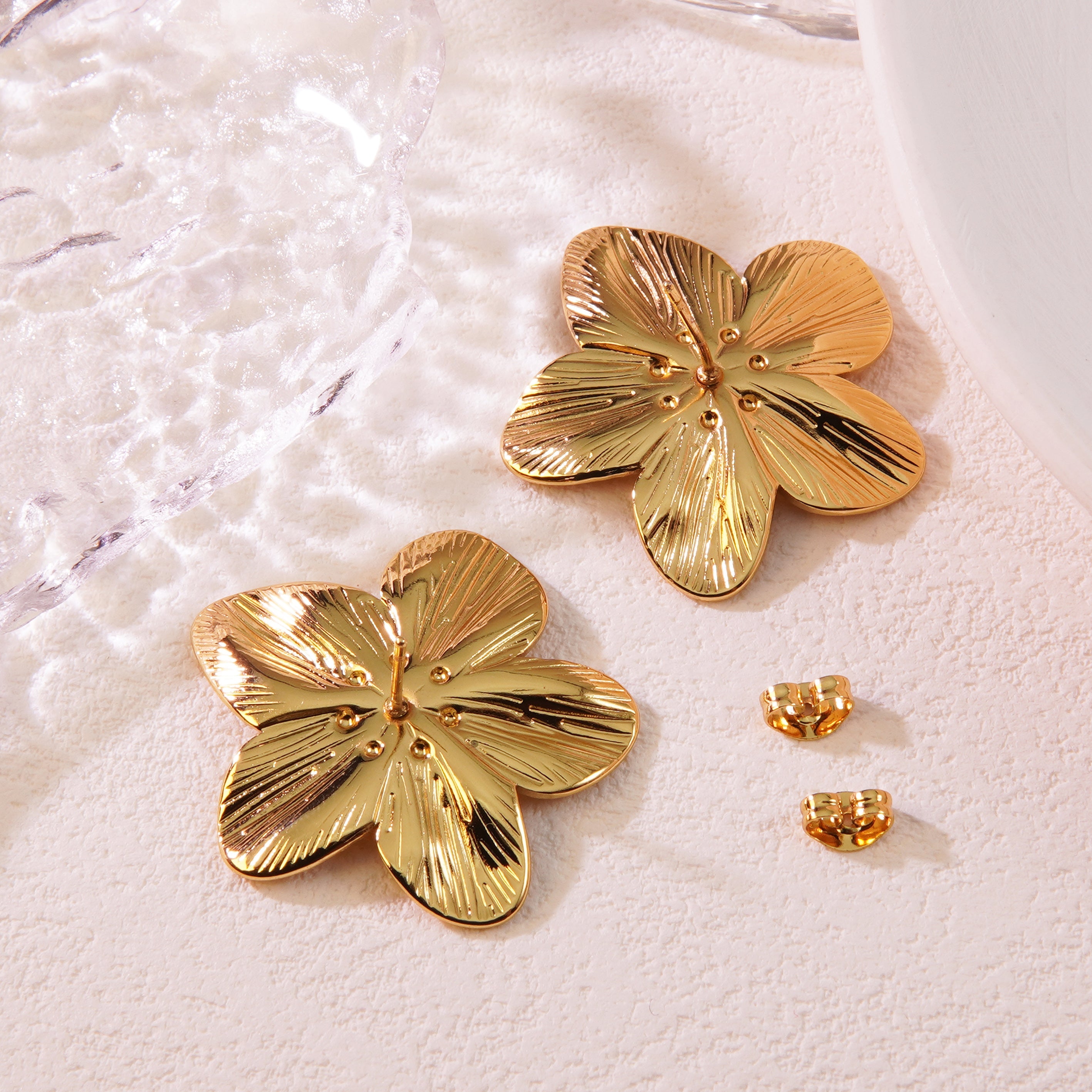 1 par de pendientes de acero inoxidable 304 con diseño de flores pastorales exageradas y imitación de oro.