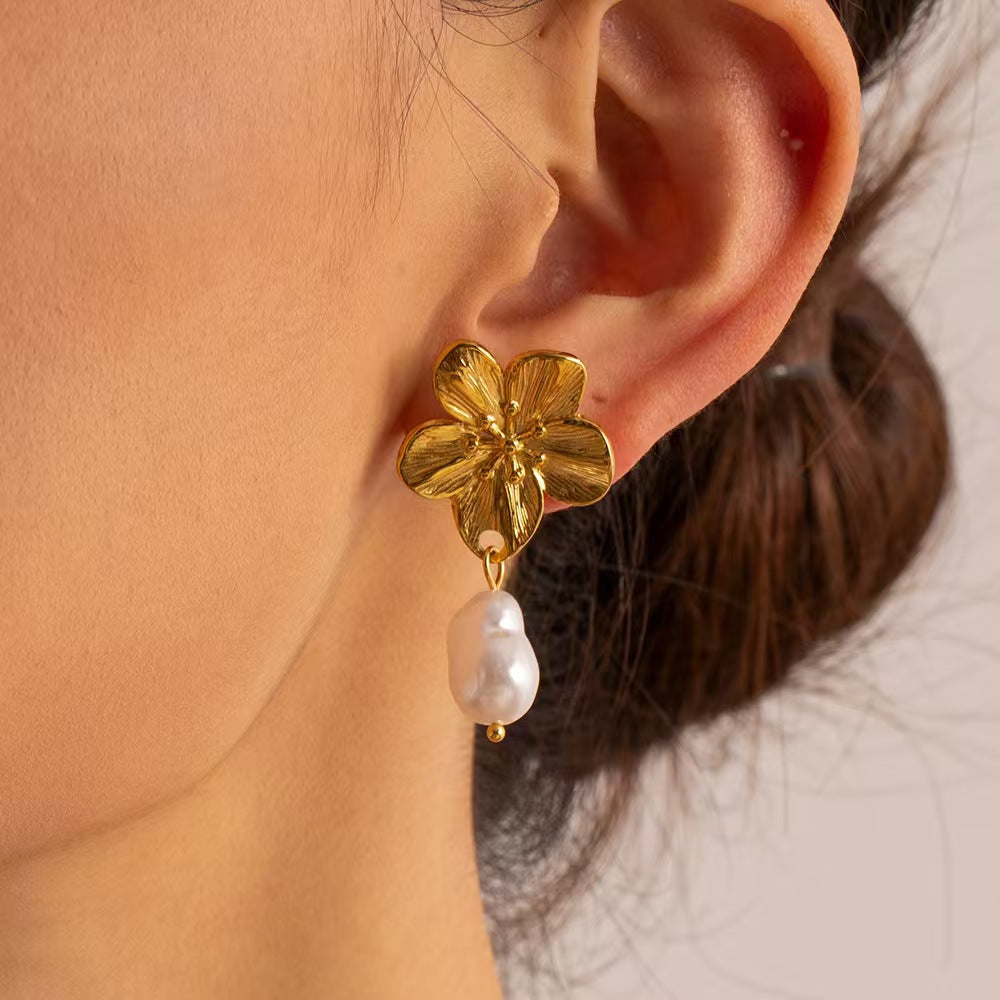 1 par de pendientes de acero inoxidable 304 con diseño de flores pastorales exageradas y imitación de oro.